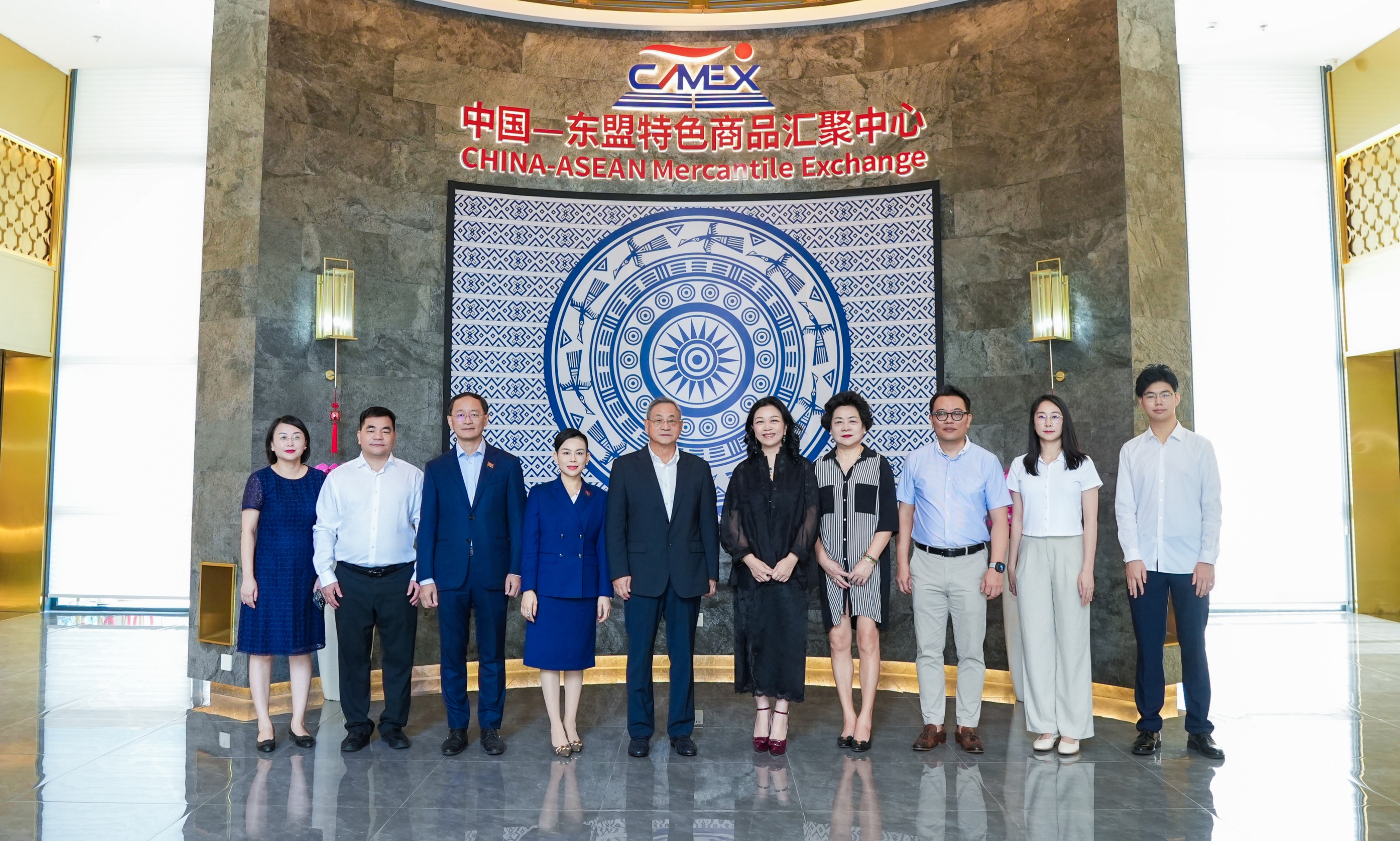 柬埔寨RCEP產(chǎn)業(yè)合作委員會(huì)及柬埔寨國(guó)際商會(huì)青年發(fā)展處一行到匯聚中心、水果交易中心參觀(guān)考察