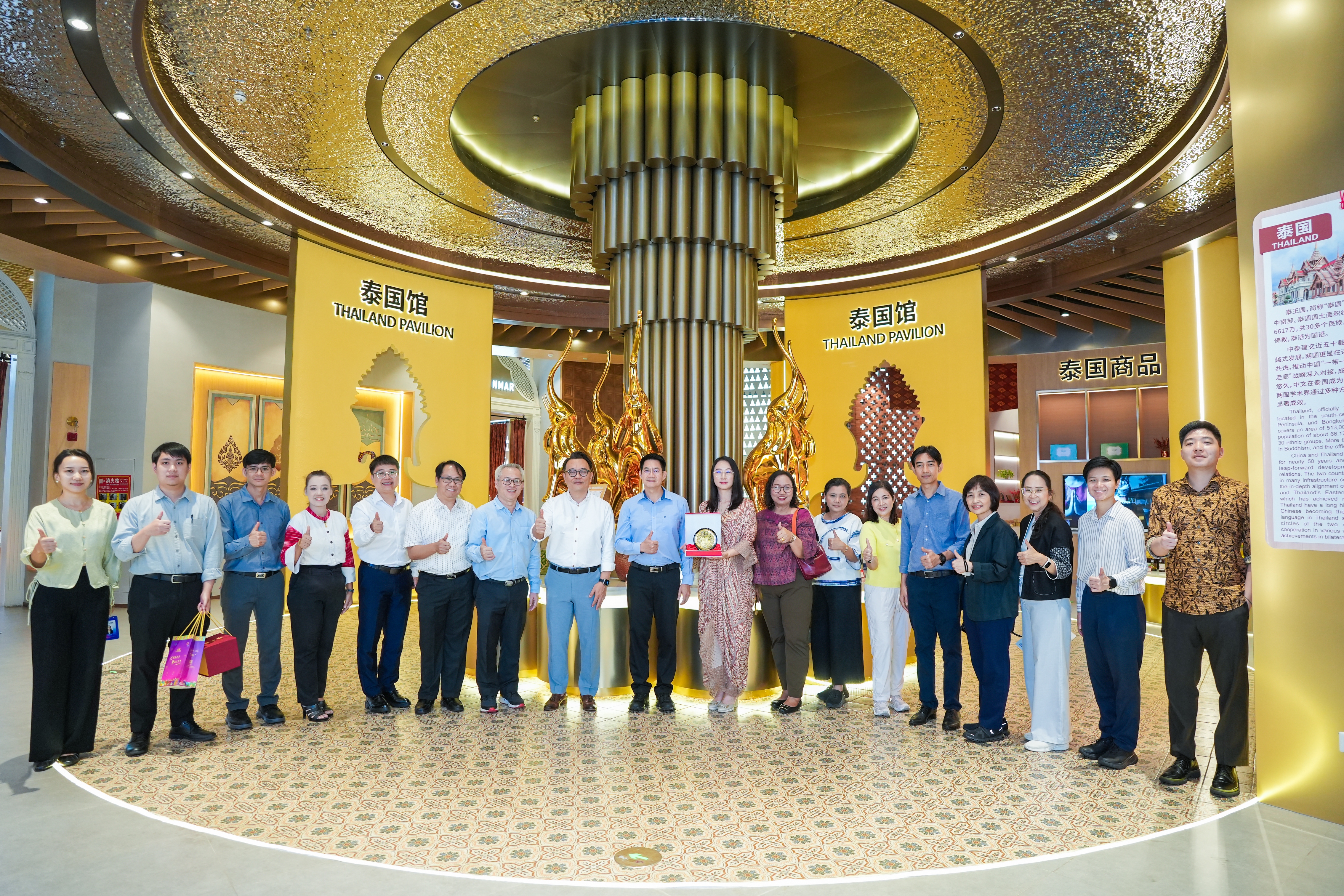 泰北經(jīng)濟(jì)領(lǐng)域公務(wù)員代表團(tuán)一行到中新物流園、匯聚中心參觀(guān)考察