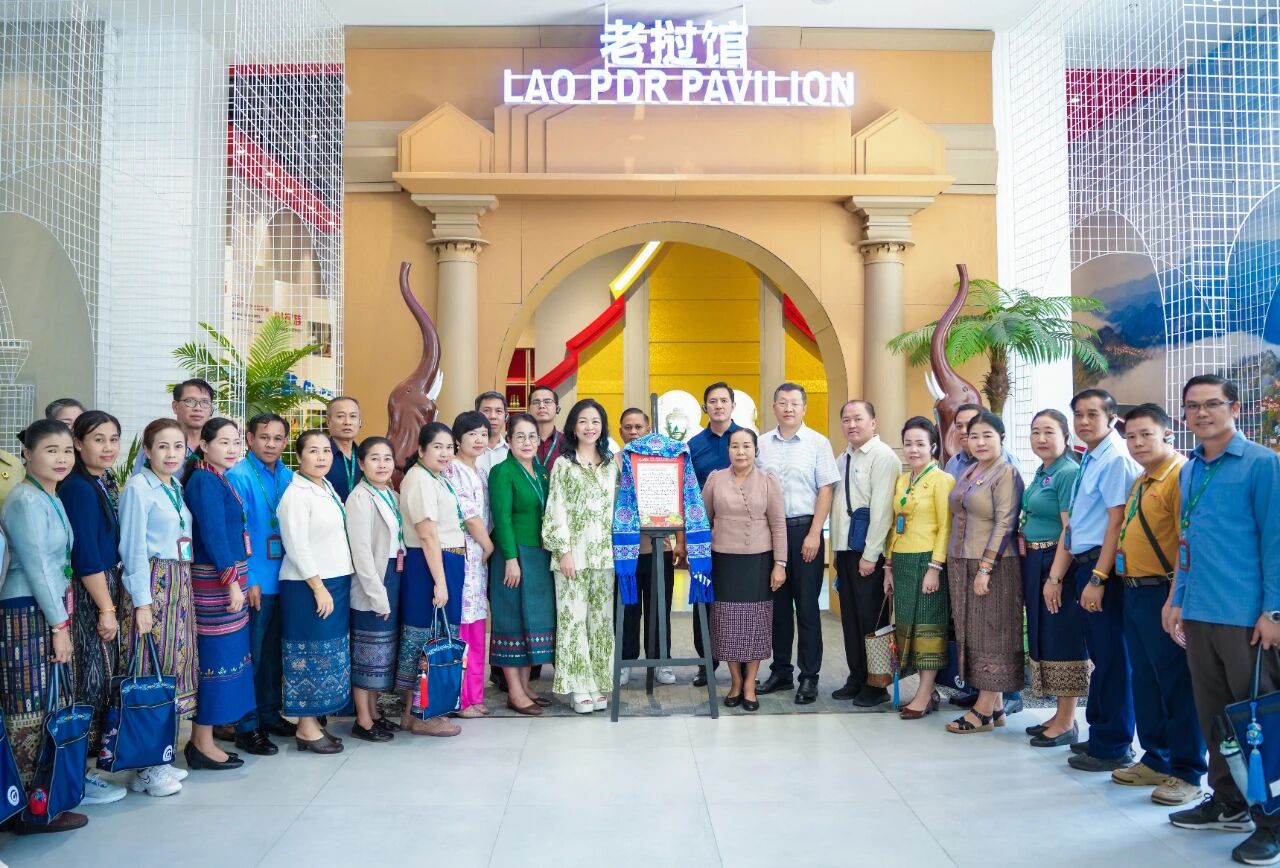 老撾建國(guó)陣線(xiàn)中央副主席、紀(jì)委書(shū)記希帕占&middot;南塔馮薩率團(tuán)到中新物流園、匯聚中心參觀(guān)考察